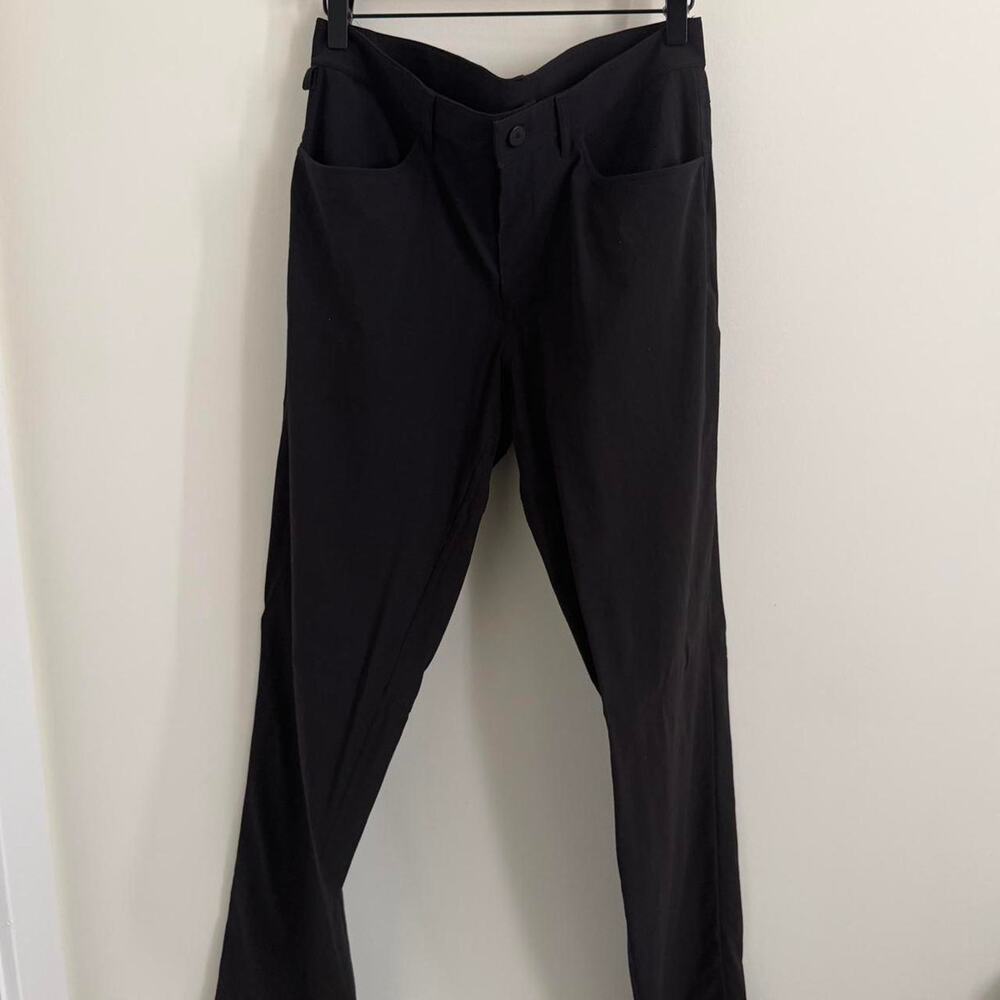 men’s black ALO YOGA day and night dress pant [31R]